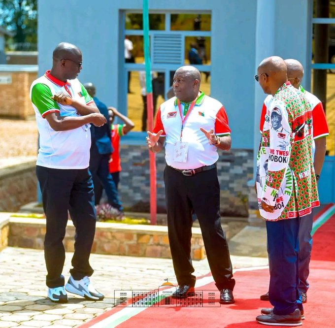 LE GENERAL MAJOR EVARISTE NDAYISHIMIYE, LEADER ET MODELE POUR L'AFRIQUE